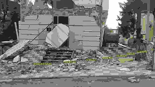 Ağır hasarlı binanın sökülen asansörünün altında kalarak hayatını kaybetti