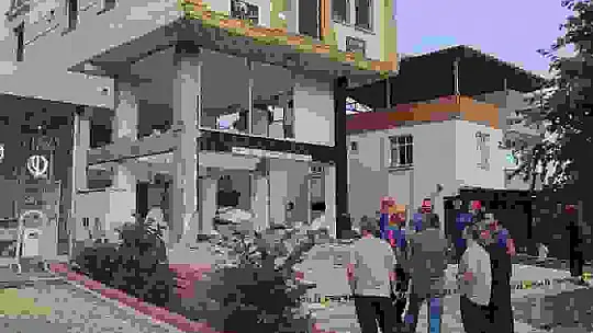 Ağır hasarlı binanın sökülen asansörünün altında kalarak hayatını kaybetti