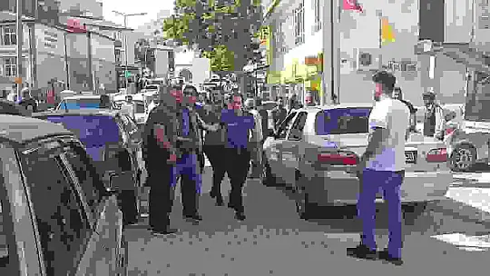 Akrabalar arasında çıkan kavgada ortalık savaş alanına döndü: 2'si ağır 5 yaralı