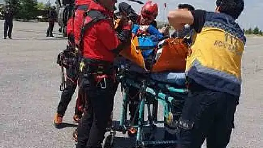 Aladağlar'da ayak bileği kırılan dağcı helikopterle kurtarıldı