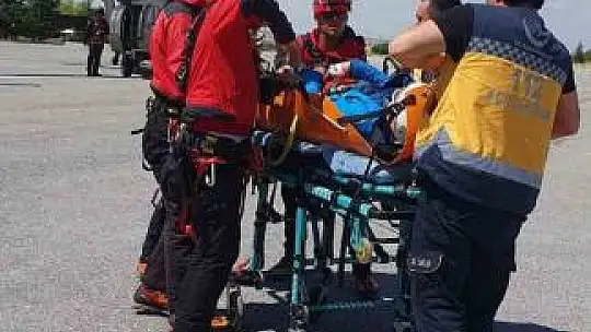 Aladağlar'da ayak bileği kırılan dağcı helikopterle kurtarıldı