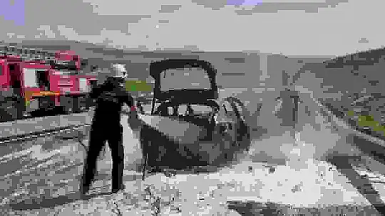 Alev alan araç küle döndü