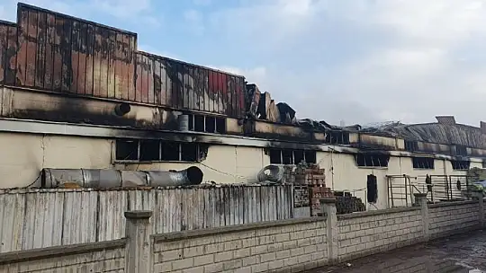Alevlere teslim olan fabrika büyük hasar gördü