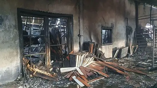 Alevlere teslim olan fabrika büyük hasar gördü