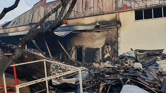 Alevlere teslim olan fabrika büyük hasar gördü
