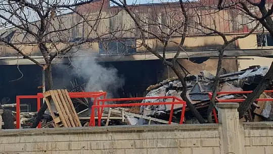Alevlere teslim olan fabrika büyük hasar gördü