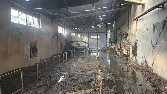 Alevlere teslim olan fabrika büyük hasar gördü
