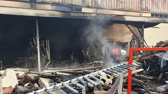 Alevlere teslim olan fabrika büyük hasar gördü