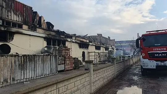 Alevlere teslim olan fabrika büyük hasar gördü