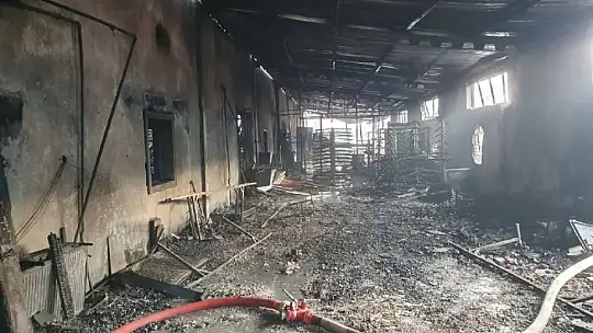 Alevlere teslim olan fabrika büyük hasar gördü