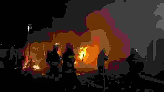 Müstakil ev alevlere teslim oldu