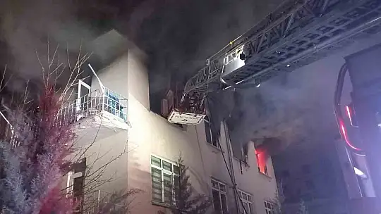 Alevlerin sardığı ev kullanılamaz hale geldi