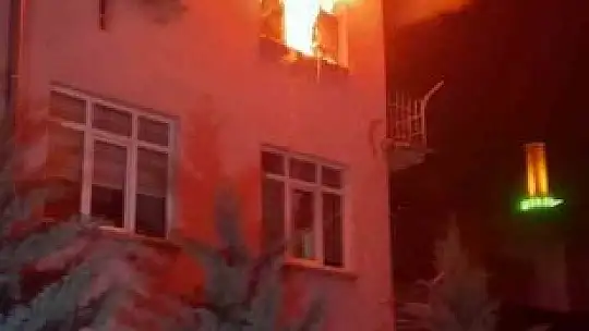 Alevlerin sardığı ev kullanılamaz hale geldi