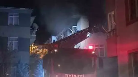 Alevlerin sardığı ev kullanılamaz hale geldi