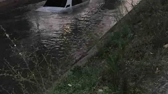 Alkollü sürücü kanala uçtu