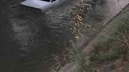 Alkollü sürücü kanala uçtu