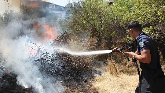 Melikgazi'de anız yangını korkuttu!