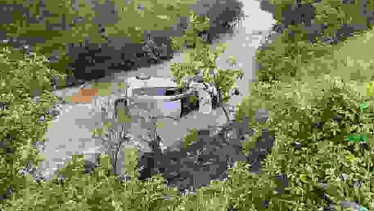 Araç dereye uçtu: 3 yaralı