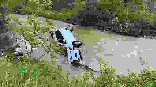 Araç dereye uçtu: 3 yaralı