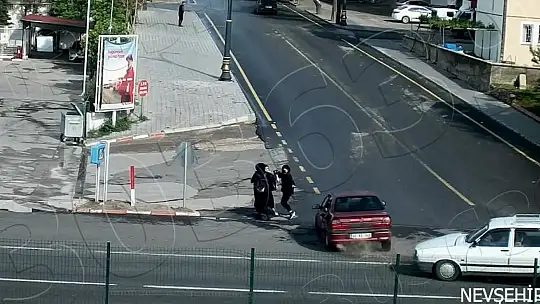 Aracın altında kalmaktan son anda kurtuldular