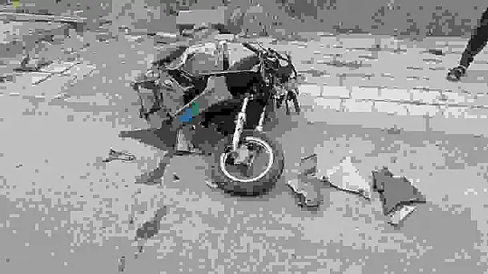 Aracın altında sıkışan motosiklet sürücüsünü, itfaiye ekipleri kurtardı