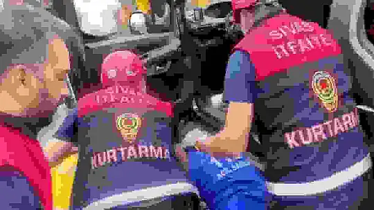 Aracın altında sıkışan motosiklet sürücüsünü, itfaiye ekipleri kurtardı