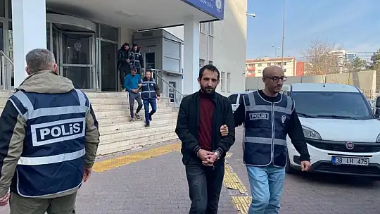 Aranan şahıstan gazetecilere ilginç soru