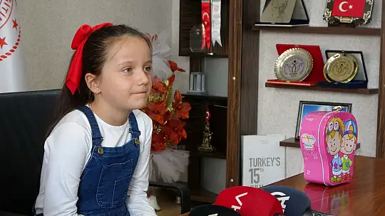 Kumbarasını özel öğrencilere bağışladı