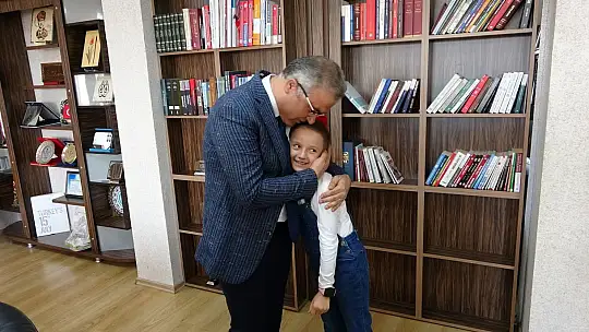 Kumbarasını özel öğrencilere bağışladı