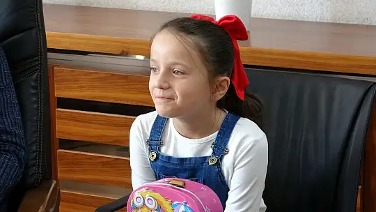 Kumbarasını özel öğrencilere bağışladı