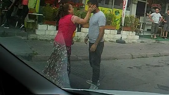 Önüne gelen erkeği dövdü