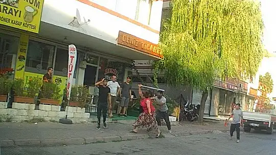 Önüne gelen erkeği dövdü