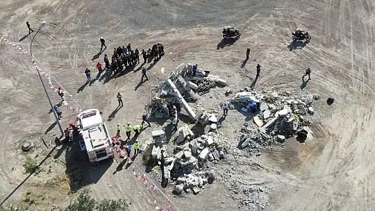 Deprem ve yangın tatbikatı gerçeğini aratmadı