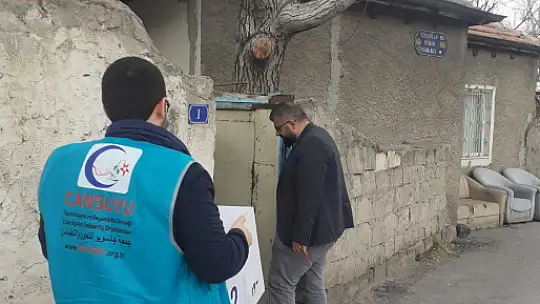 Cansuyu gıda yardım paketi dağıtılıyor