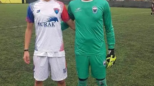 Baba - oğul yeşil sahada rakip oldu