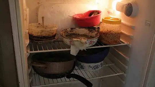 Babasını çöp evde ölüme terk edilmiş halde buldu