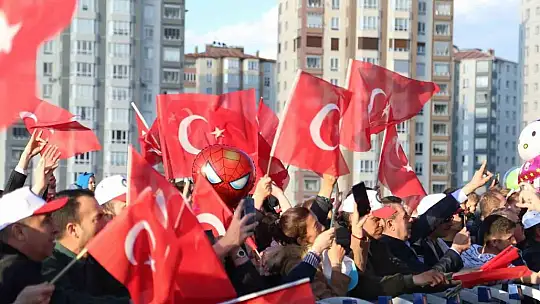 Bakan Akar'dan işçilere destek