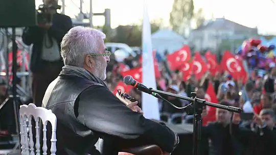 Bakan Akar'dan işçilere destek