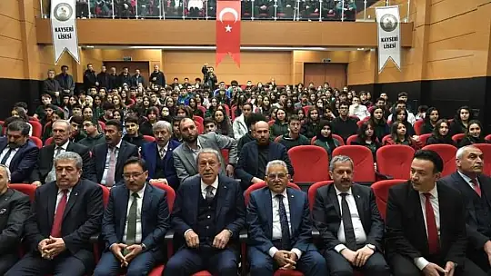 Bakan Akar, 63 öğrencisini şehit veren eski okulu 'Taş Mektep'te öğrencilerle buluştu
