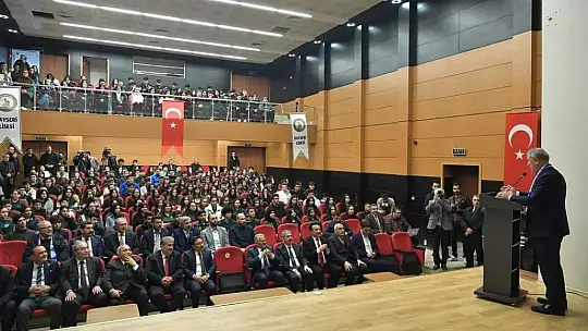 Bakan Akar, 63 öğrencisini şehit veren eski okulu 'Taş Mektep'te öğrencilerle buluştu