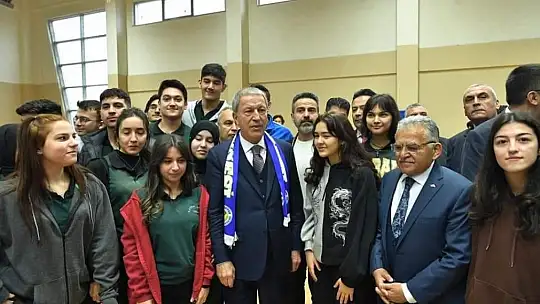 Bakan Akar, 63 öğrencisini şehit veren eski okulu 'Taş Mektep'te öğrencilerle buluştu