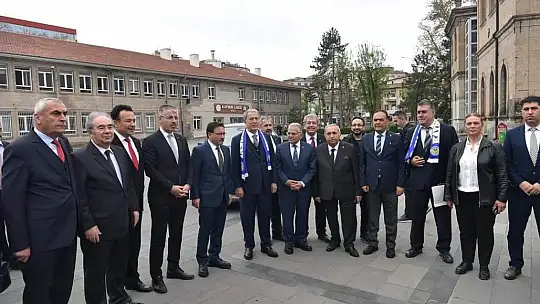 Bakan Akar, 63 öğrencisini şehit veren eski okulu 'Taş Mektep'te öğrencilerle buluştu