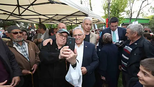 Bakan Akar, piknik etkinliğinde vatandaşlarla buluştu