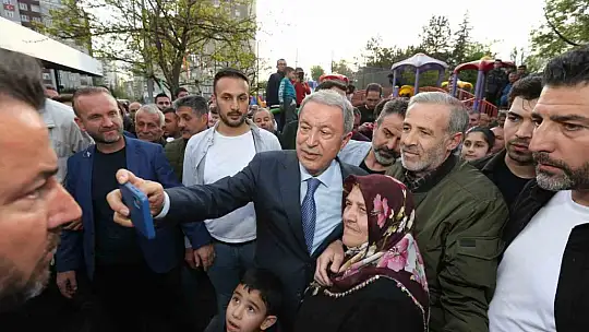 Bakan Akar, piknik etkinliğinde vatandaşlarla buluştu