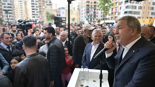 Bakan Akar'a vatandaşlardan yoğun ilgi