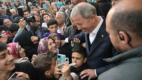 Bakan Akar'a vatandaşlardan yoğun ilgi