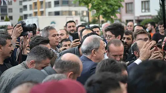 Bakan Akar'a vatandaşlardan yoğun ilgi
