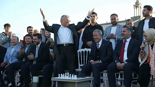 Bakan Akar gençlerle buluştu