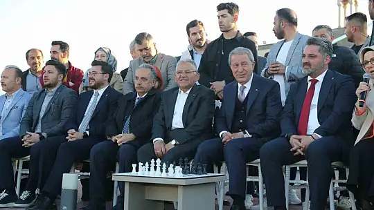 Bakan Akar gençlerle buluştu