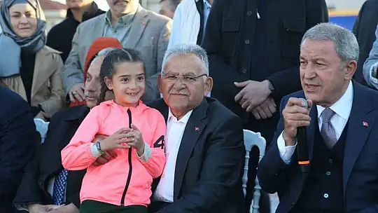 Bakan Akar gençlerle buluştu